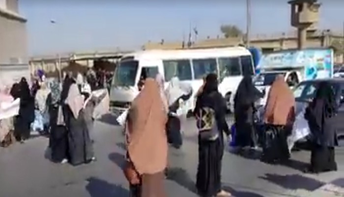 زوجات ونجلات معتقلي العقرب‬ يقطعون طريق الأوتوستراد