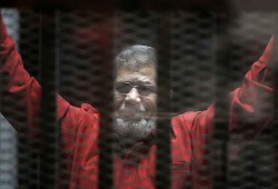 الرئيس يوجه تحيته للحضور في قاعة المحكمة .. فيديو