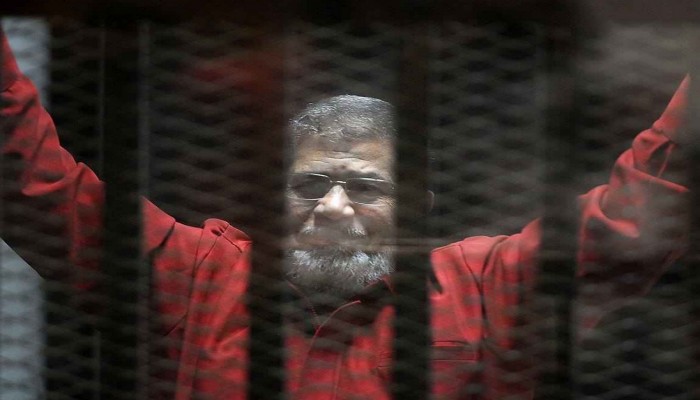 الرئيس يوجه تحيته للحضور في قاعة المحكمة .. فيديو