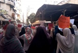 مسيرة نسائية بالسيوف للمطالبة برحيل العسكر