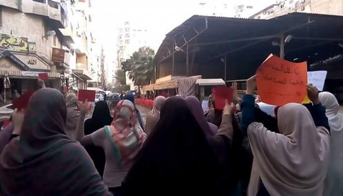 مسيرة نسائية بالسيوف للمطالبة برحيل العسكر