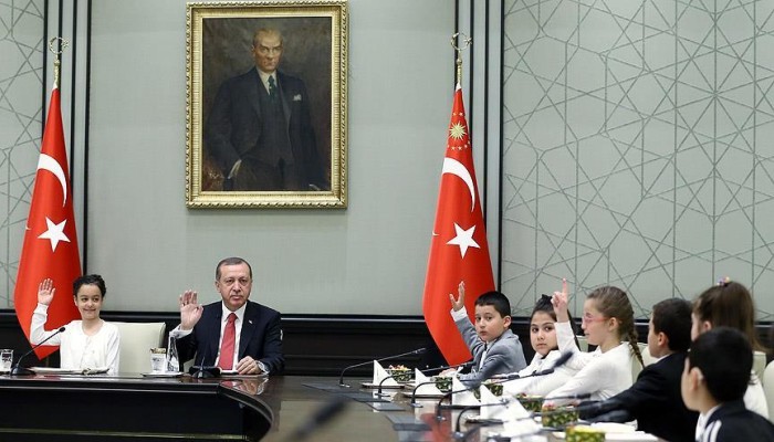 أردوغان يتنحى عن منصبه لطفلة بمناسبة عيد "السيادة الوطنية والطفولة"