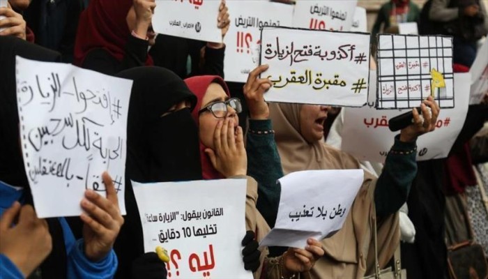 وقفة لأهالي المعتقلين أمام سجن العقرب احتجاجًا على منع الزيارات