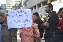 عمال النيل يفترشون بوابة وزراء الانقلاب