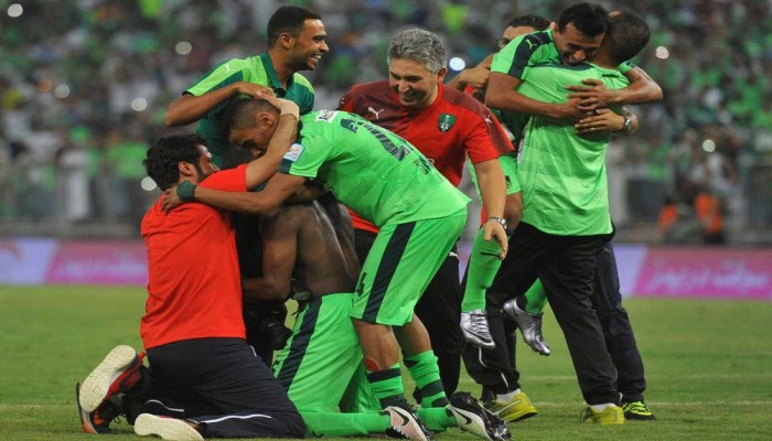 الأهلي يقهر الهلال في مباراة مثيرة ويحصد لقب الدوري السعودي بعد غياب 32 عاماً (فيديو)
