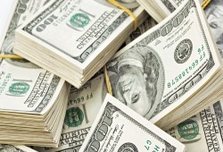 الدولار يُسجّل «10.90» بعد حالة من «التذبذب» بالسوق السوداء