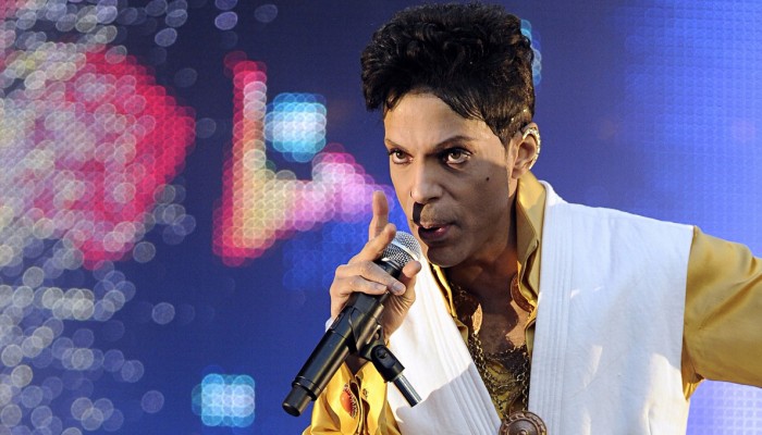 ديفيد هيرست معلقا على حزن الغرب لوفاة مغني وتجاهل مئات القتلى : "هل فقدنا الإحساس"