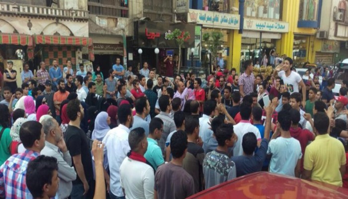 "الثورة مستمرة" في ميادين مصر.. وعلى مواقع "التواصل"