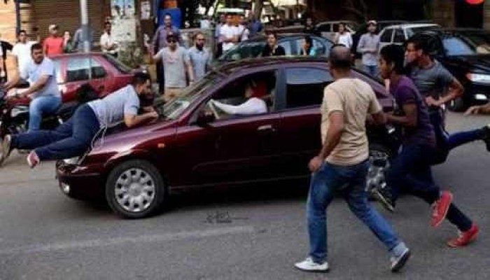 مؤيدة للسيسي تحاول دهس المتظاهرين بالدقي