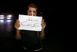 سلسلة بشرية ليلية لثوار "مركز دمنهور" تطالب برحيل قائد الانقلاب