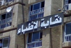 الأطباء تطالب بالإفراج عن طبيبين اعتقلا من مقهي بالقصر العيني