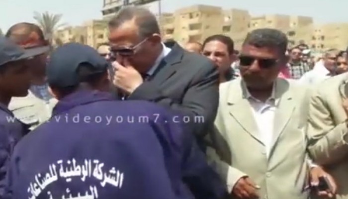 شاهد .. هكذا أهان محافظ الجيزة الانقلابي عامل نظافة