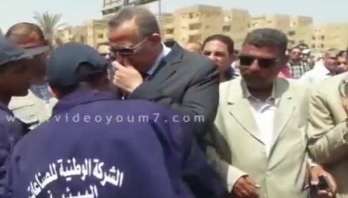 شاهد .. هكذا أهان محافظ الجيزة الانقلابي عامل نظافة
