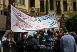 بالصور.. أصحاب المعاشات يتظاهرون "بطلعت حرب" للمطالبة بتطبيق الحد الأدنى للأجور