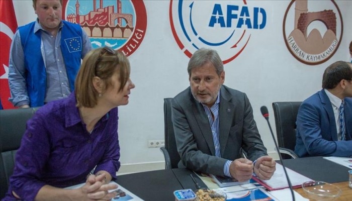 مفوض أوروبي يبحث في تركيا منح قروض صغيرة للسوريين