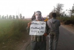 سلسلة بشرية لثوار الدلنجات ترفع شعار "إرحل"