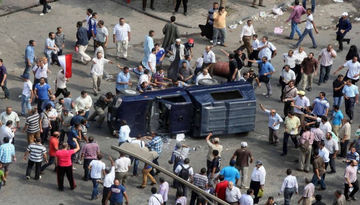قتل الشرطي لسائق "الألف مسكن" يعيد الحي لأحداث الثورة (فيديو)