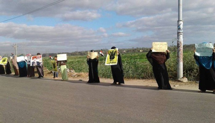 دمياط :  سلسلة بشرية على طريق دمياط - جمصة  رفضا للانقلاب