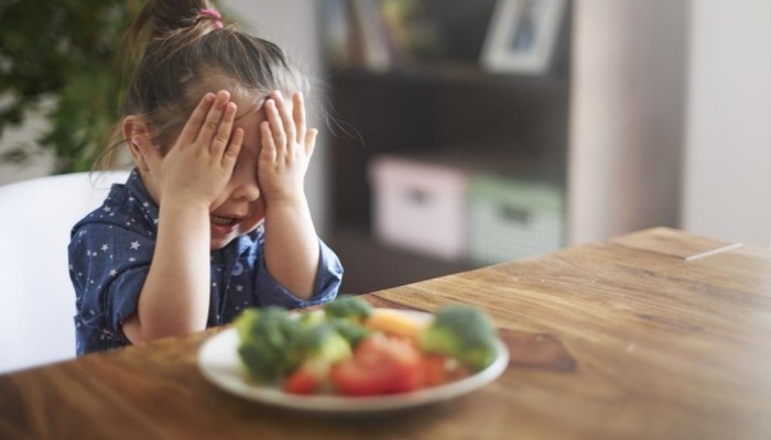 كيف تقنعن أطفالكن بتناول الخضراوات والفاكهة دون عناء