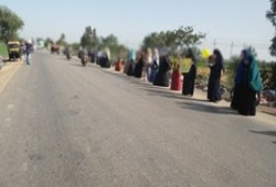 سلاسل بشرية لثوار الحسينية في صباح جمعة "اغضب"