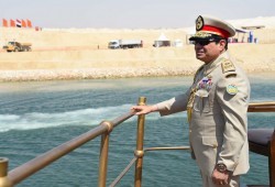 توقف الملاحة بقناة السويس بسبب جنوح سفينة حاويات