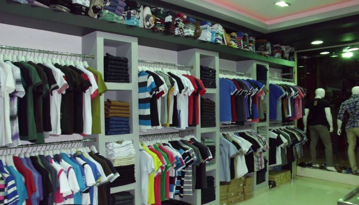 رغم وعود السيسي .. أسعار الملابس تقفز 30% مع بداية موسم الصيف