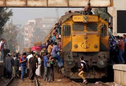 اصطدام قطار بمنازل عاملي السكك الحديدية في البحيرة