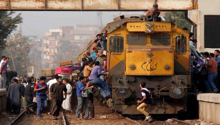 اصطدام قطار بمنازل عاملي السكك الحديدية في البحيرة