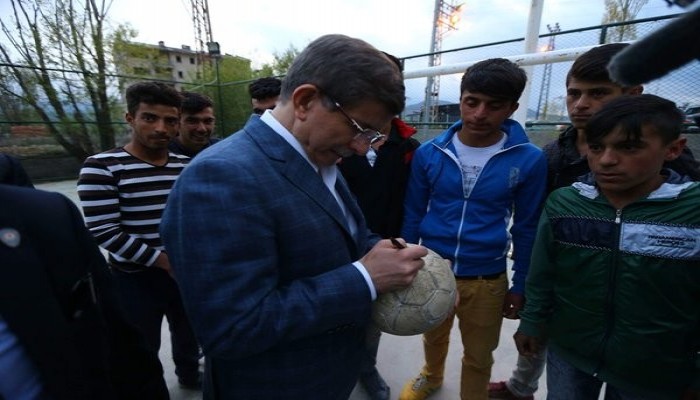 بالفيديو.. رئيس الوزراء التركي يلعب كرة القدم بإحدى المدارس