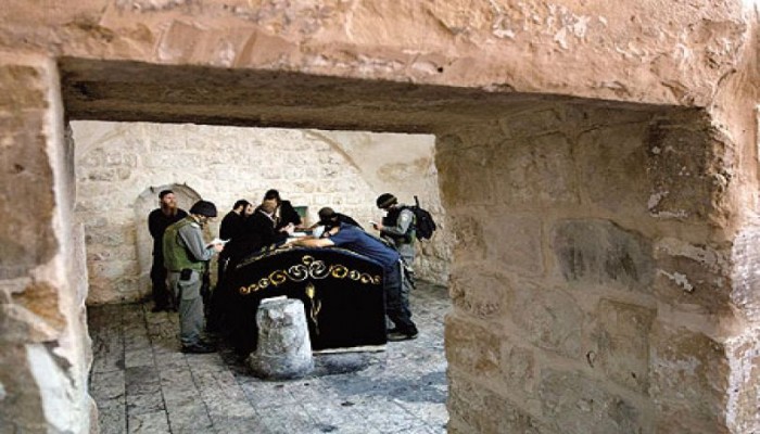 نابلس.. مستوطنون يهود يؤدون طقوسًا دينية في "تل بلاطة"