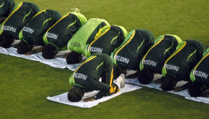 عمدة مدينة نيس الفرنسية يُهدد لاعبين مسلمين بسبب صلاتهم فى الملعب