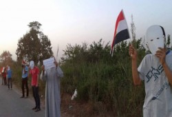 سلسلة بشرية لثوار المحمودية ترفع شعار "حلب تحترق" نصرة لأهالى حلب