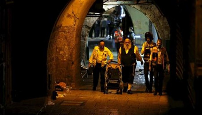 إصابة مستوطن بعملية طعن في القدس وانسحاب المنفذ