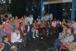 أسر الصحفيين المعتقلين يعلقون اعتصامهم لتوحيد الصف ورد حقوق المظلومين