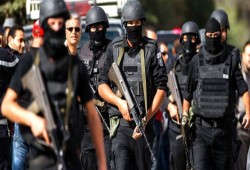 الأمن يغلق الصحفيين وسط وقفة احتجاجية