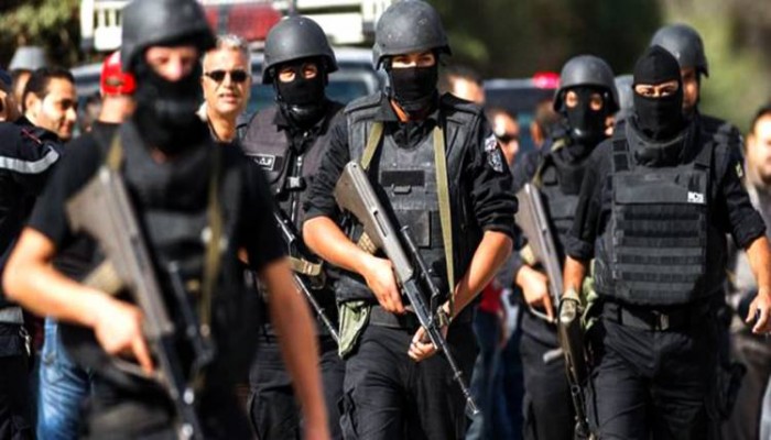 الأمن يغلق الصحفيين وسط وقفة احتجاجية