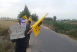 سلسلة بشرية لثوار "الدلنجات" تطالب برحيل العسكر .. ونصرة لأهالى حلب