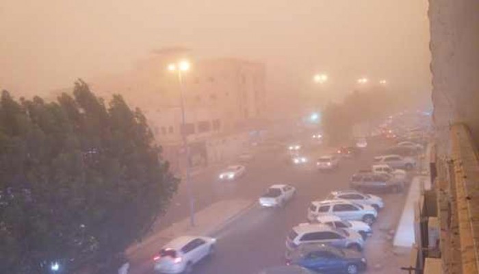 عاصفة ترابية وارتفاع الأمواج تغلق 4 موانئ بمحافظة السويس