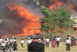 حريق ضخم يلتهم مخيمات مسلمي الروهنجيا بميانمار