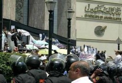 "البلشي": "عمومية الصحفيين" تدرس احتجاب الصحف
