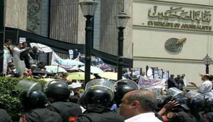 "البلشي": "عمومية الصحفيين" تدرس احتجاب الصحف