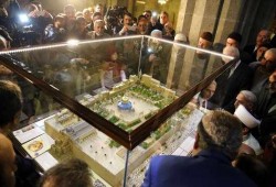 تركي يصنع مجسماً للمسجد الأقصى بتراب من القدس