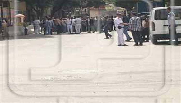 "بلطجية" يهتفون أمام نقابة الصحفيين "إدبح يا سيسي" في حراسة الأمن