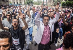 تظاهرة حاشدة للصحفيين بالقرب من مقر نقابة الصحفيين اعتراضا على الحصار الأمني