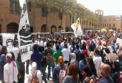 ﻭﻗﻔﺔ ﺍﺣﺘﺠﺎﺟﻴﺔ بالجامعة ﺍلأﻣﺮﻳﻜﻴﺔ وسط القاهرة ضد اعتقال طالب