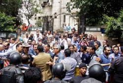 أمن الانقلاب يمنع مسيرة المحامين من دخول نقابة الصحفيين