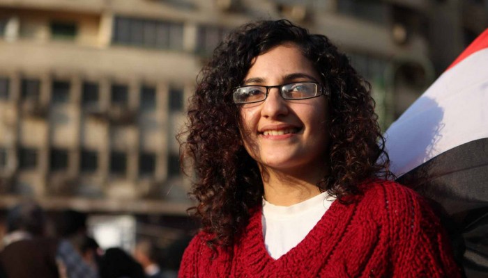 قضاء الانقلاب يقضي بحبس "سناء سيف" 6 أشهر بتهمة إهانة القضاء في أول جلسات المحاكمة