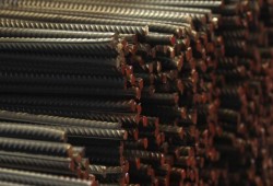 أزمات مصر ترفع أسعار الحديد 20%