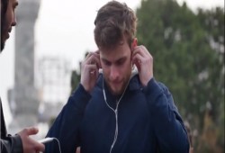 بالفيديو..شباب أتراك يرصدون ردة فعل السياح عند سماعهم للقرآن