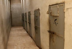 هكذا يحفظ معتقوا العقرب "القرآن" في ظل منع "المصاحف" عنهم